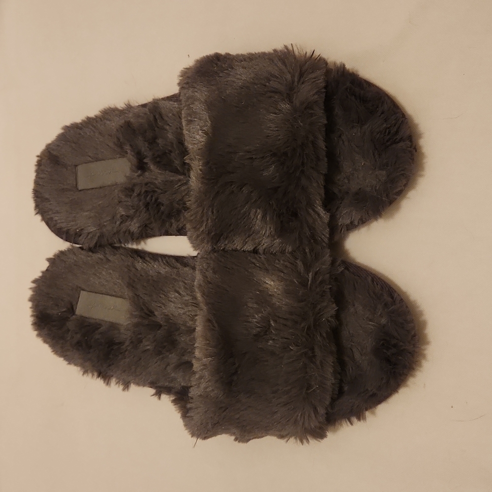 𝅺Victoria's Secret Pink small gray fluffy slippers